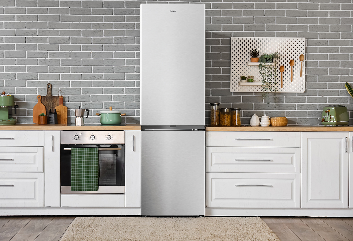 Απεικονίζεται ο ψυγειοκαταψύκτης σε μια κουζίνα.